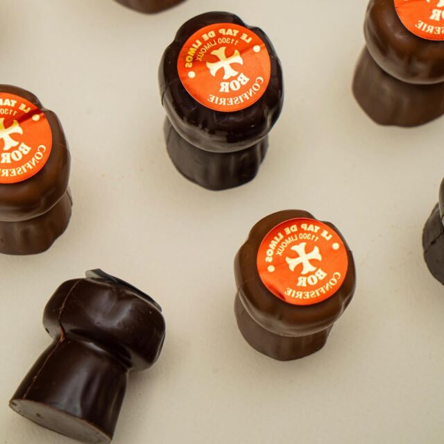 Les fêtes de fin d’année approchent ! 🍫🍫🍫🍫🍫🎅🏼🎅🏼🎅🏼🎅🏼🎅🏼😍😍😍😍😍♥️🎅🏼🎄🍫✨🎁
.
Fabrication 100% artisanale ! 💫❤️
.
Boutique ouverte du lundi au samedi de 9h à 12h & 14h à 19h 🎅🏼
.
🎁🎁 7/7 en décembre 🎁🎁
.
Ou sur notre site : 

➡️www.maison-bor.com 👨🏻‍🍳🍫🎁
.
#maisonbor #confiserie #confiseries #nougat #chocolat #noel #fetedefindannee #artisanatfrancais #artisanat #artisan #savoirfaire #savoirfairefrancais #local #fete #limoux #limouxin #limouxintourisme #hautevalleedelaude #carcassonne #carcassonecastle #gourmand #traditional #tradition #chocolatier #chocolaterie #carcassonnefrance #carcassonnetourisme #cadeaudenoel #noël #noel2025